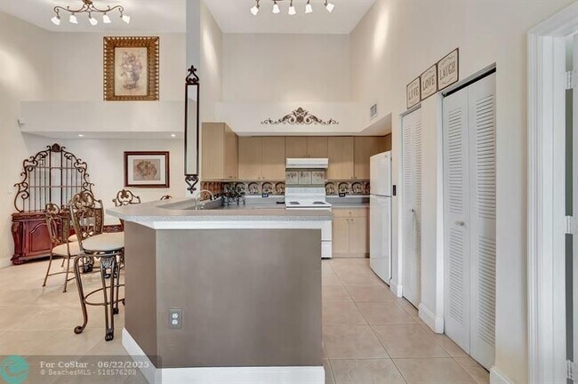 Building Photo - 923 Villa Cir