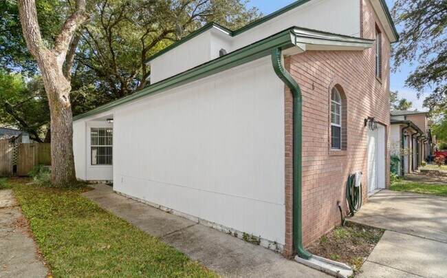 Foto del edificio - 1810 Hurlburt Rd