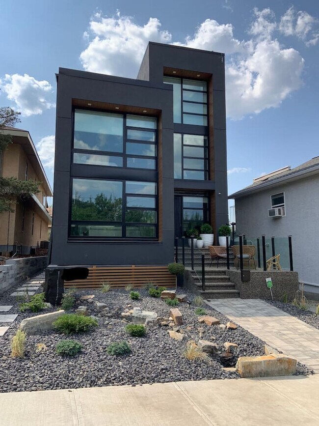 Photo du bâtiment - 9336-9398 98 St NW