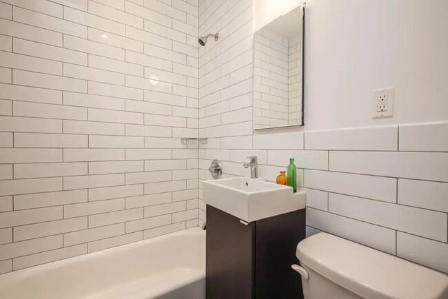 Foto del edificio - Furnished room/NOT APARTMENT