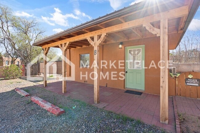 Building Photo - 913 1/2 Old Pecos Trail