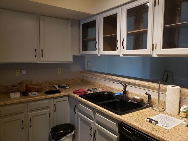 Building Photo - 2 BEDROOM, 2 1/2 BATH TOWNHOME W/2 CAR GAR...