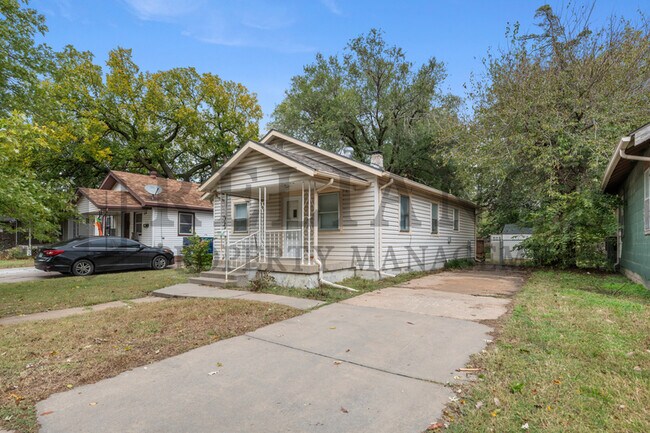 Building Photo - 222 S Edwards Ave