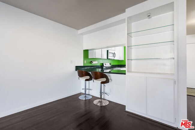 Foto del edificio - 4365 McLaughlin Ave