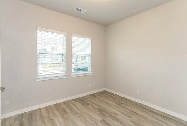 Foto del edificio - 2432 Freshwater Ln