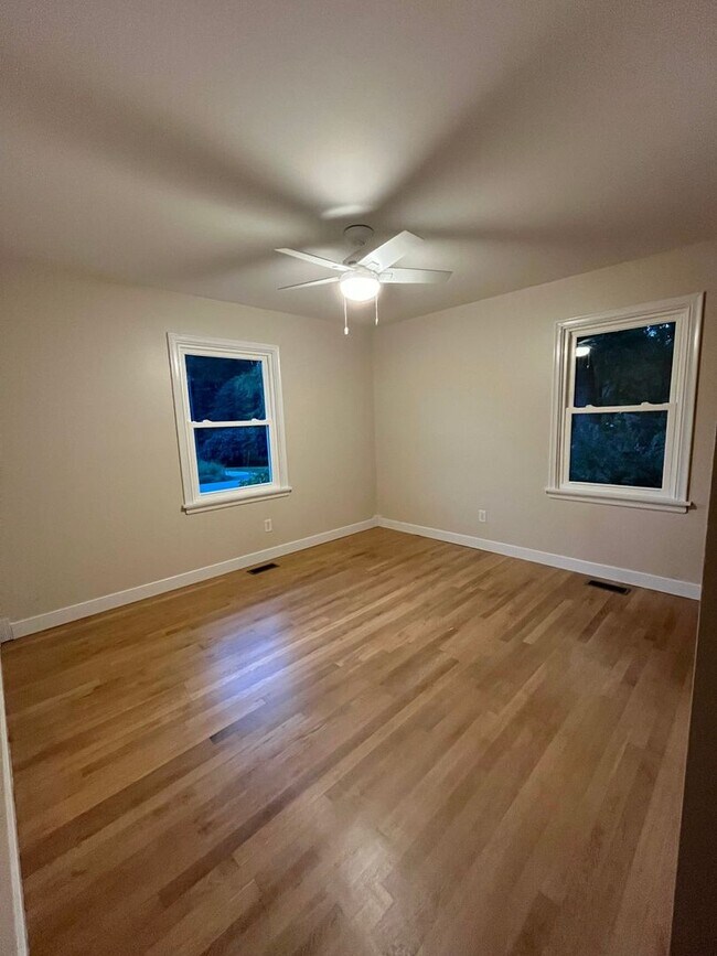 Foto del edificio - 4121 Foxglove Rd