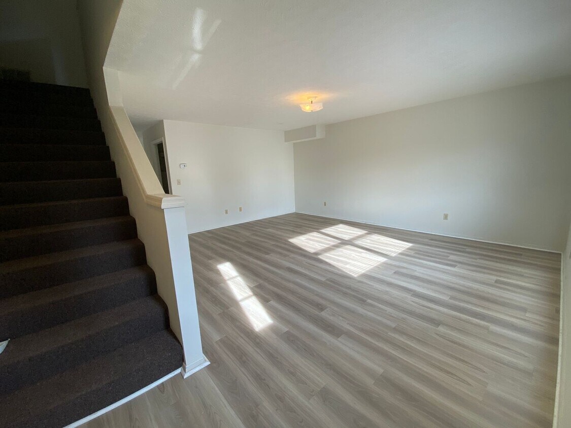 Foto principal - Northside Bloomington 3BR/2.5BA Townhome