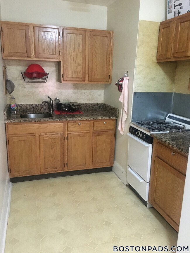 Building Photo - 349 Pleasant St