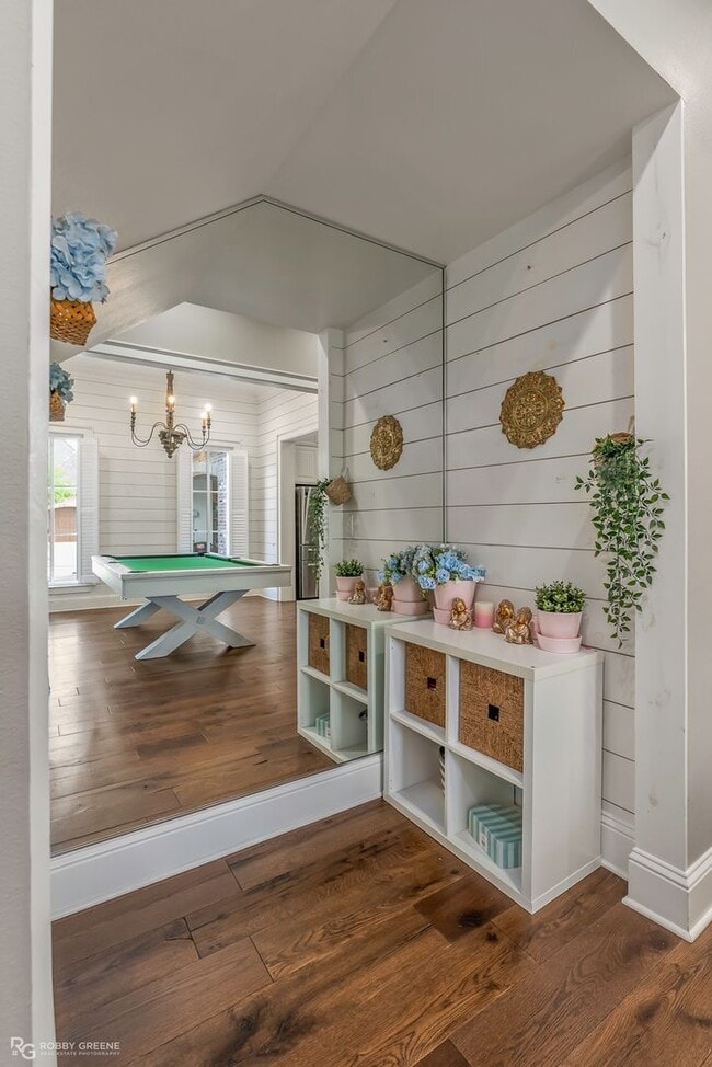 Building Photo - Oak Alley Neighborhood!