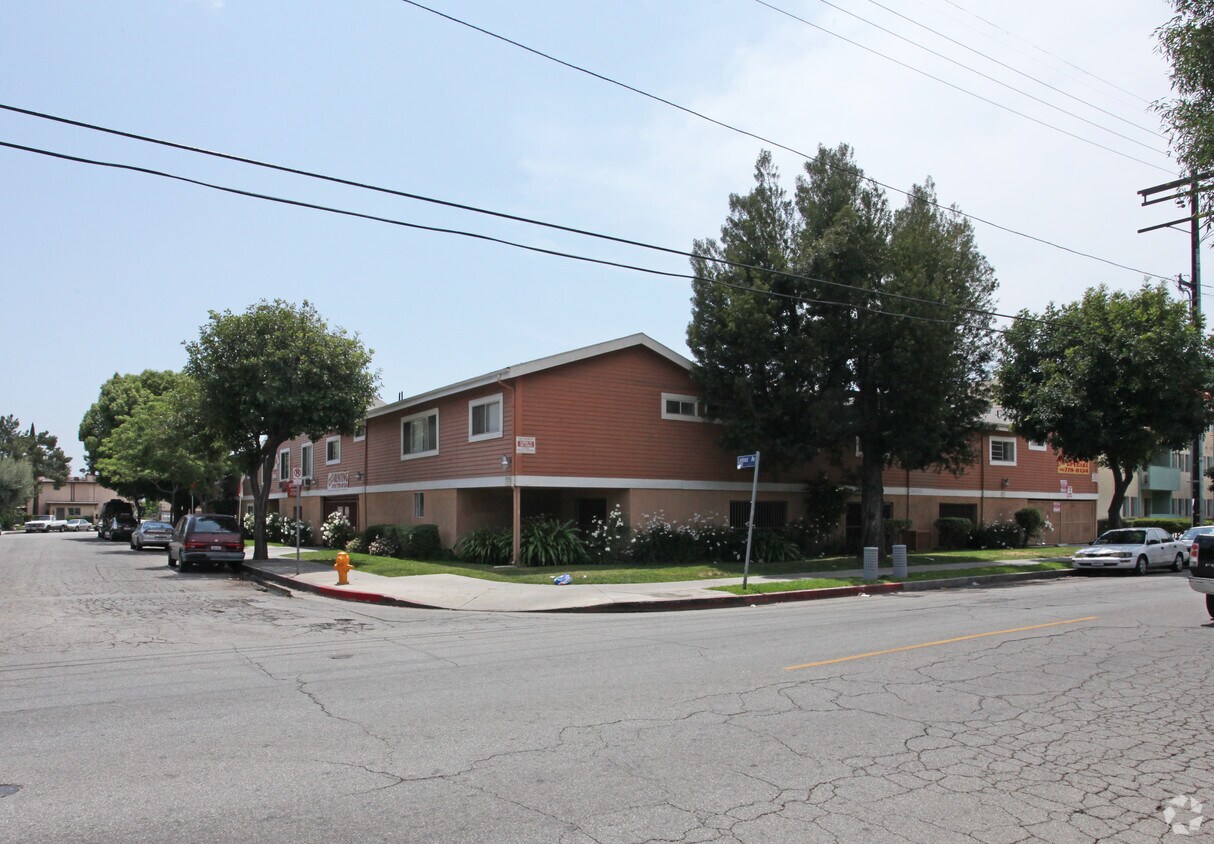 Diamond Pointe Apartments in Van Nuys, CA