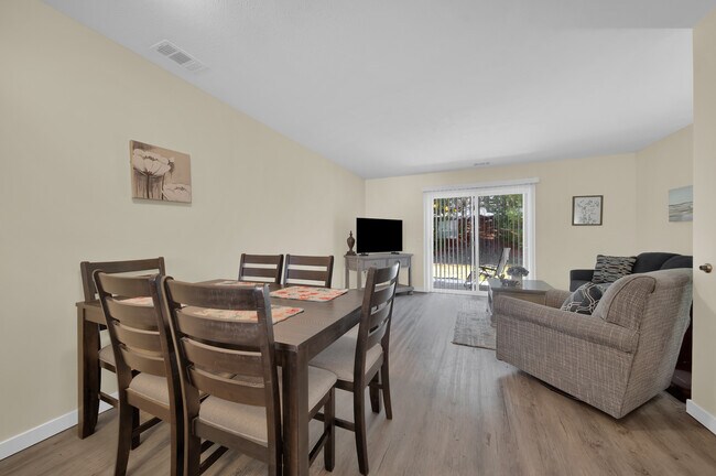 Building Photo - 3869 Vale Dr