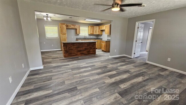 Foto del edificio - 355 Round Knob Church Rd