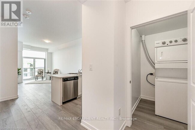 Photo du bâtiment - 450-1450 Dundas St E