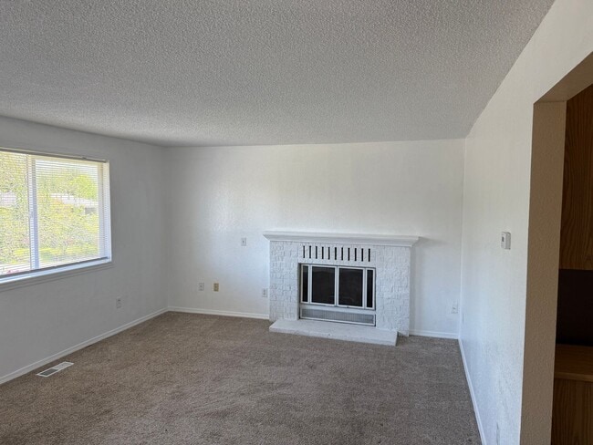 Building Photo - 3 Bedroom /1.5 Bath Silver Lake / Eastmont...