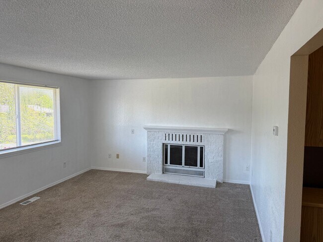 Foto del edificio - 3 Bedroom /1.5 Bath Silver Lake / Eastmont...