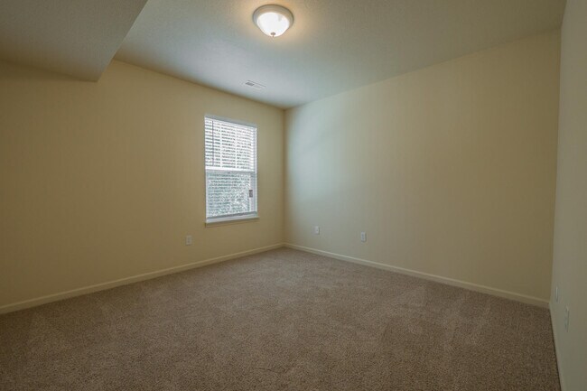 Building Photo - 7900 N Glen Meadow Dr