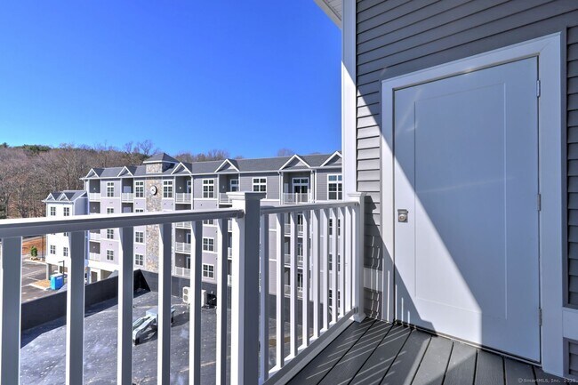 Foto del edificio - 275 Coram Rd