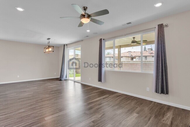 Foto del edificio - 6112 Mehrten Cir