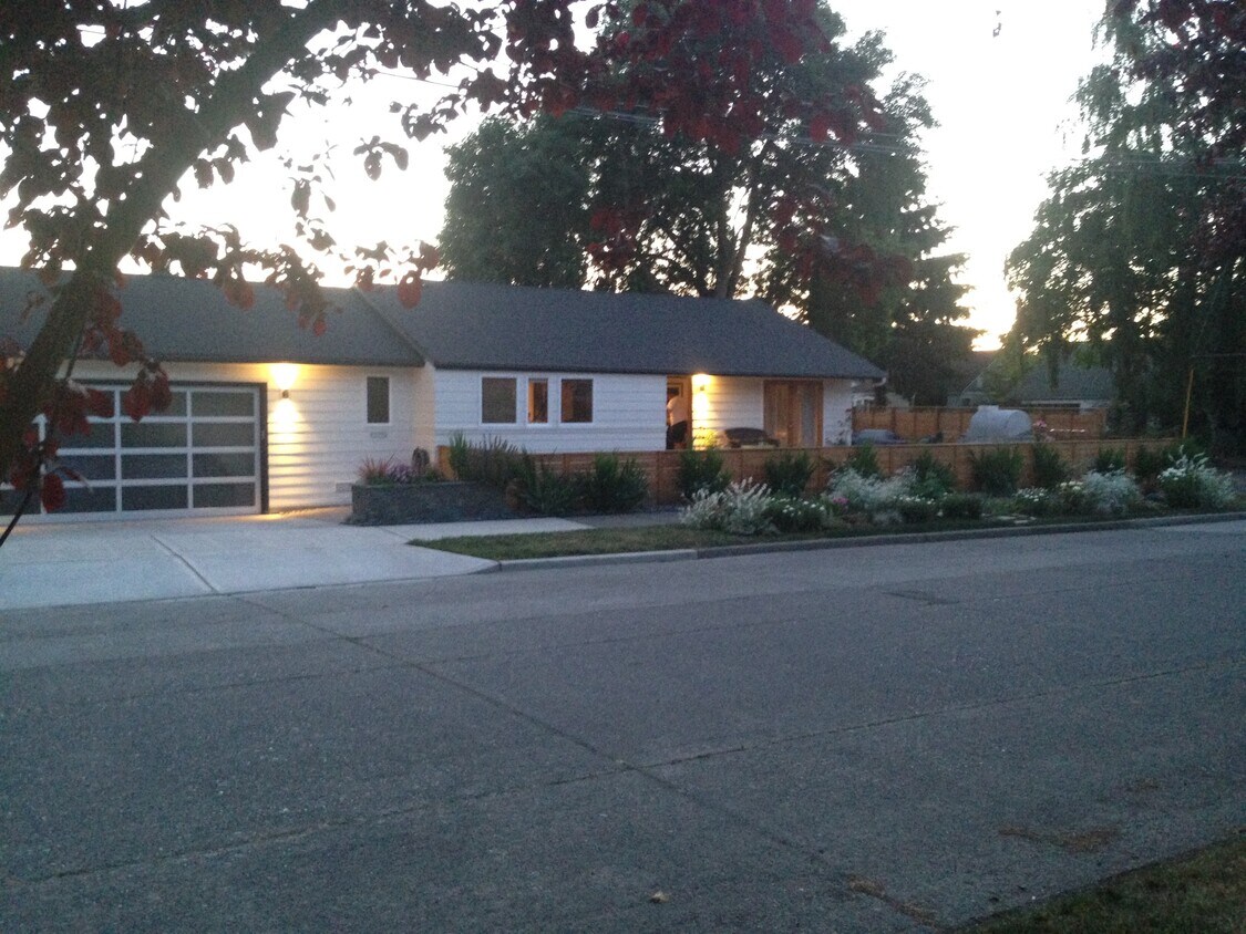 Foto principal - 4715 6th Ave NW