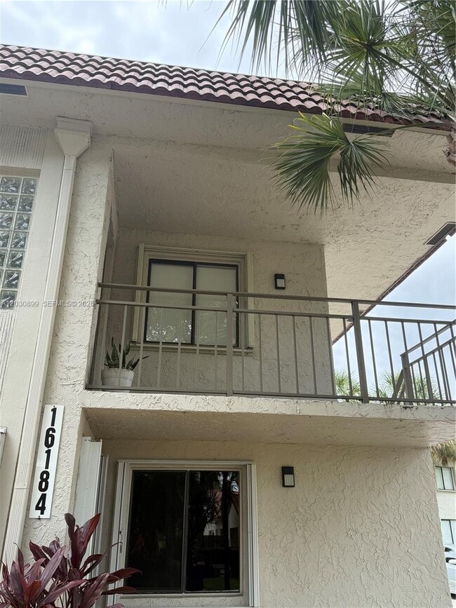 Foto del edificio - 16184 Laurel Dr