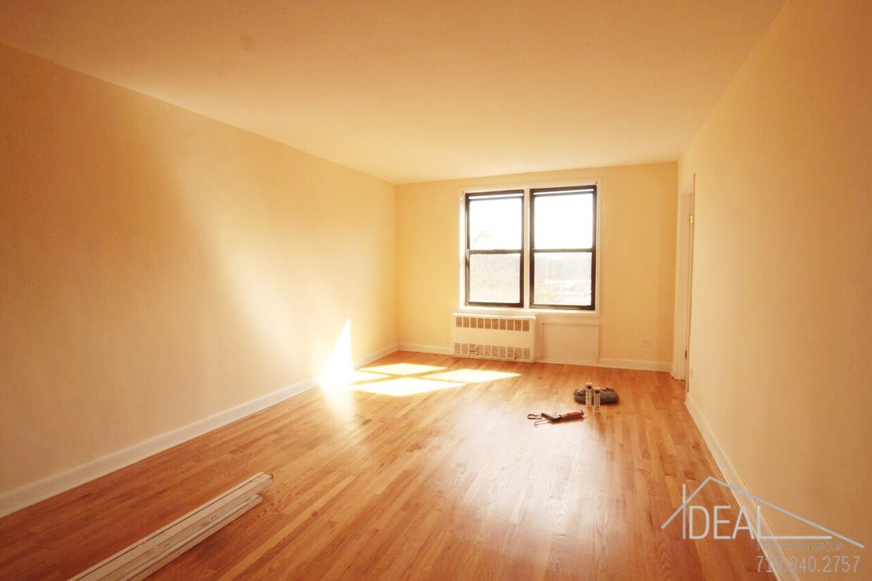 Foto principal - 2778 E 12th St