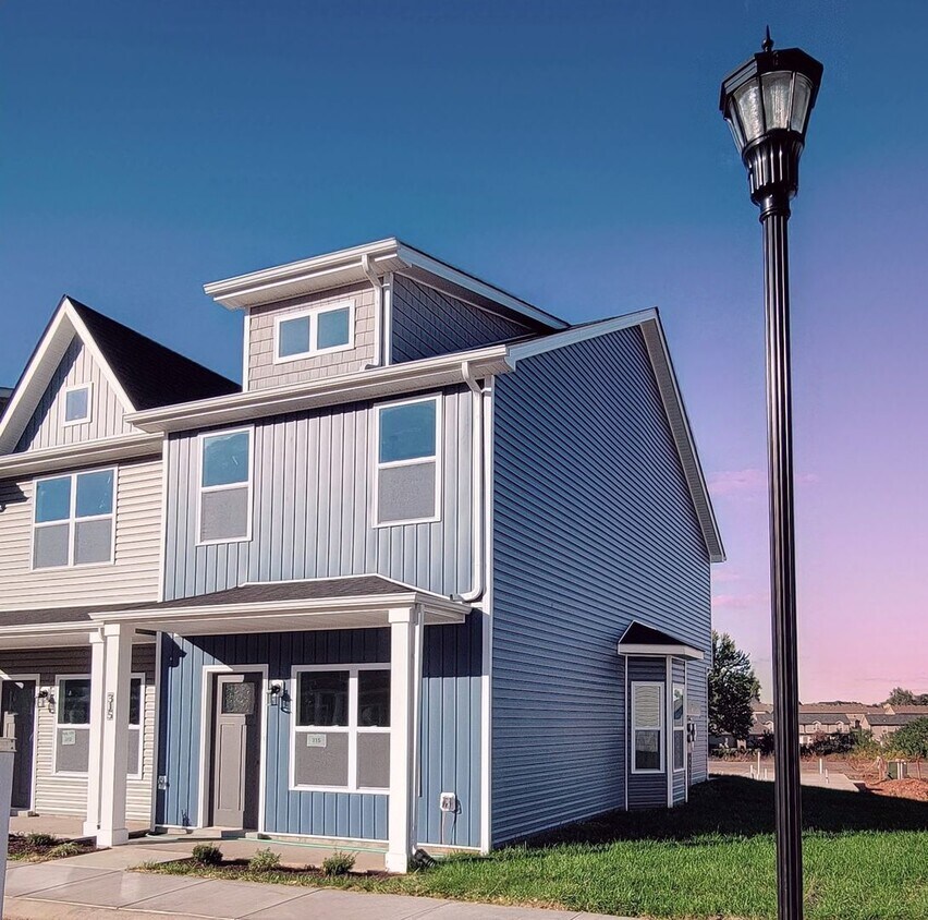 Primary Photo - Luxury Townhome For Rent Near Billy Dunlop...