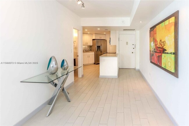 Building Photo - 999 Brickell Bay Dr