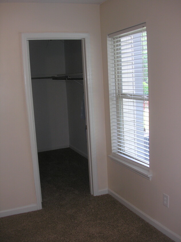 bedroom closet - 500 Wimbledon Ct