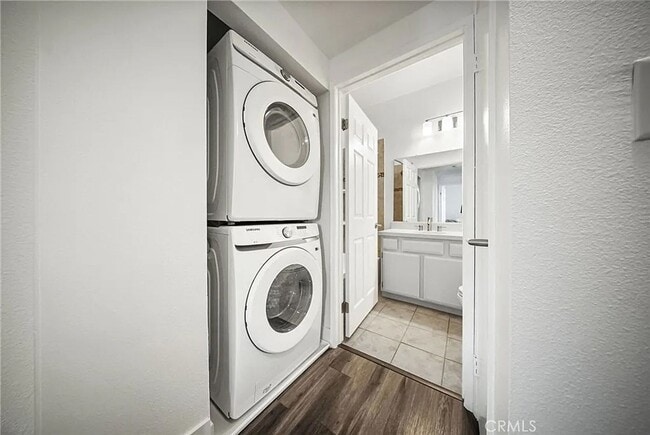 Foto del edificio - Beautiful Luxury 2 Bedroom Condo w/ Laundry Hookups, Private Patio, Secured Parking, Hardwood Flo...