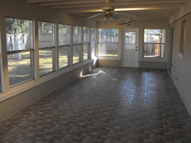 Foto del edificio - Three Bedroom Home Located in Sterling Park with Many Ammenities