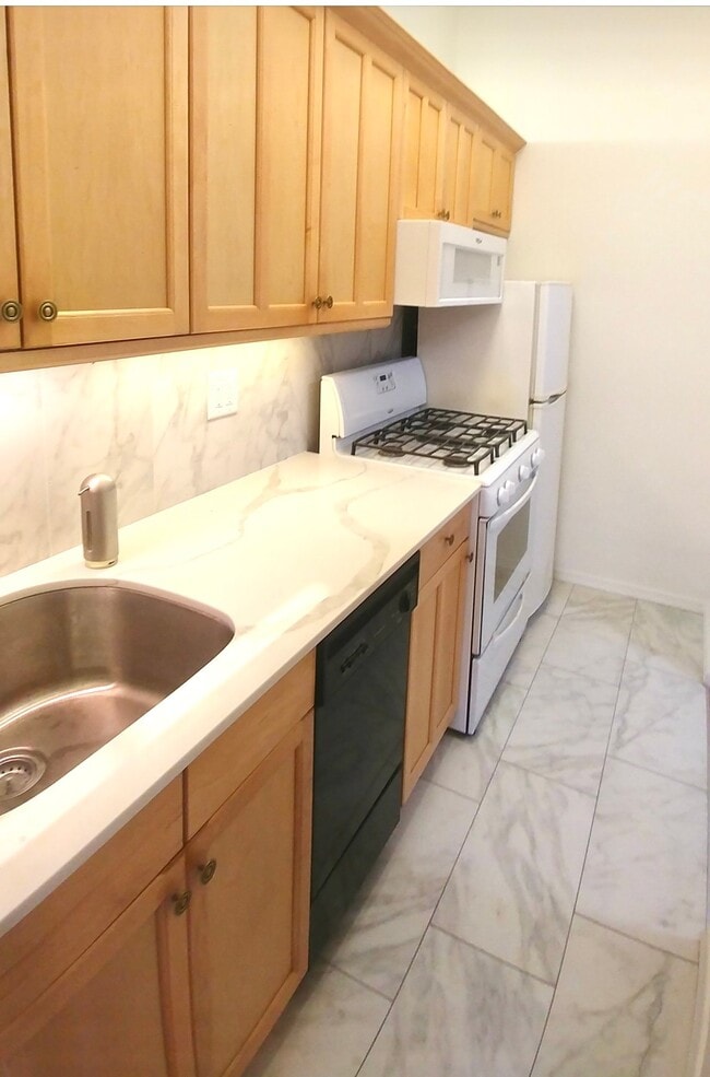 Foto del edificio - 196 W 9th St