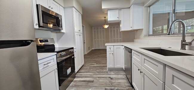 Building Photo - 1329 Fairfield Dr