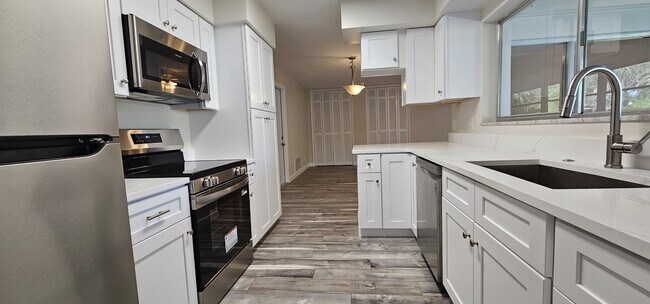 Foto del edificio - 1329 Fairfield Dr