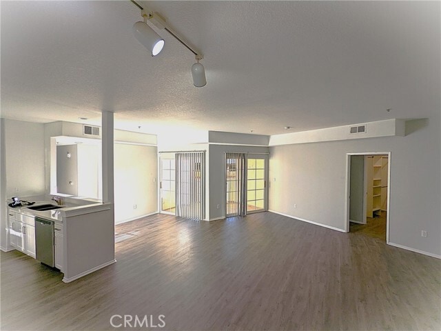 Building Photo - 1215 E San Antonio Dr