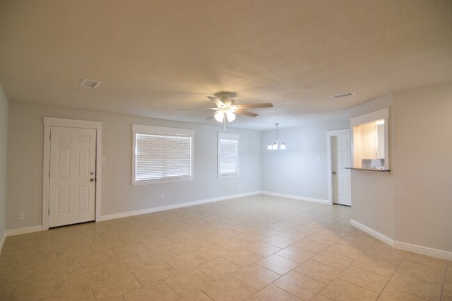 Building Photo - 2307 Traverse Dr