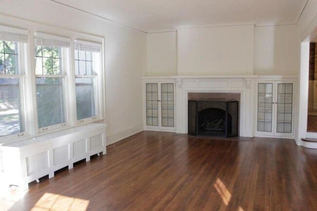 Building Photo - 3132 N Shepard Ave