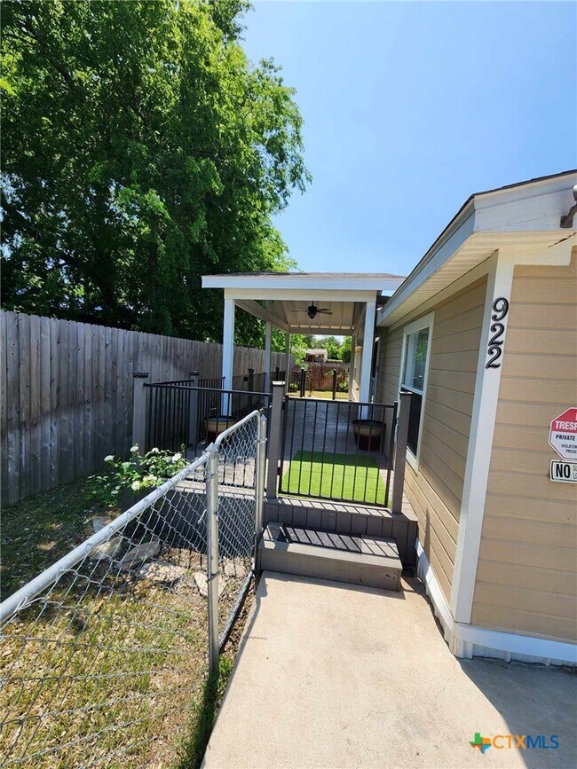 Foto del edificio - 922 Ashwood Dr