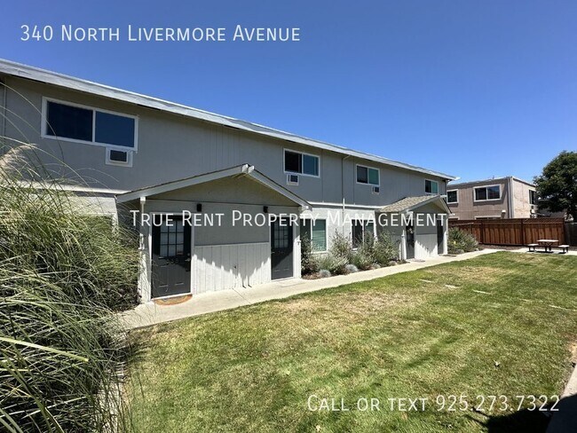 Building Photo - Well Kept 2-Story Apartment Close to Downt...