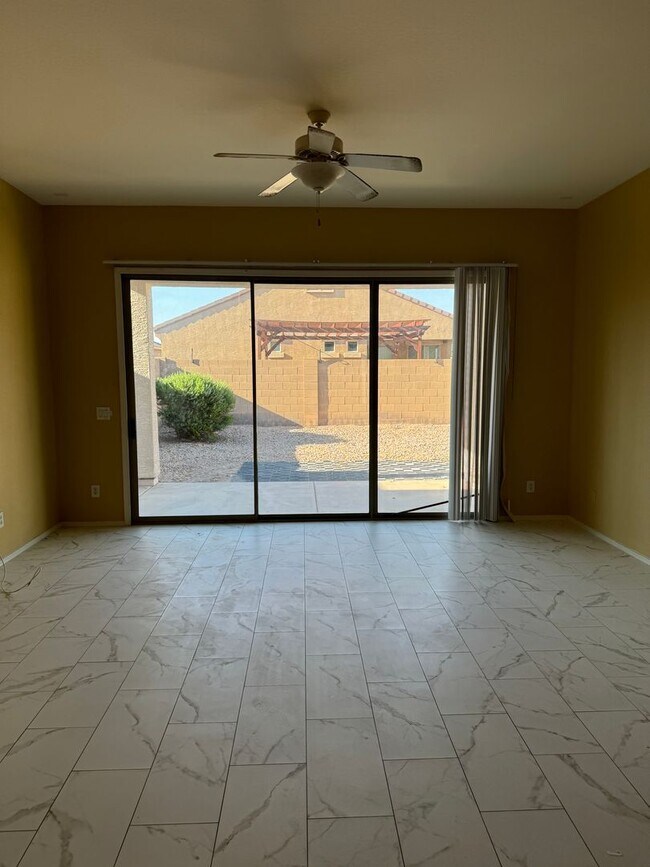 Foto del edificio - SINGLE LEVEL HOME. OVER 2000 SQUARE FEET I...