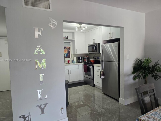 Foto del edificio - 13715 Kendale Lakes Cir