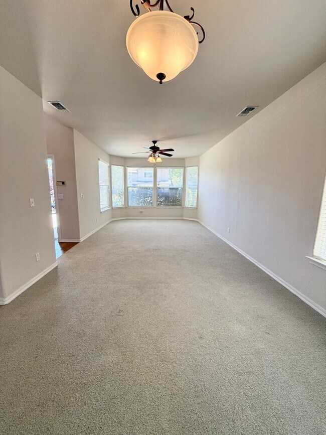 Building Photo - 3 BEDROOM 2 BATH HOME IN TEMPLETON!! MOVE IN READY