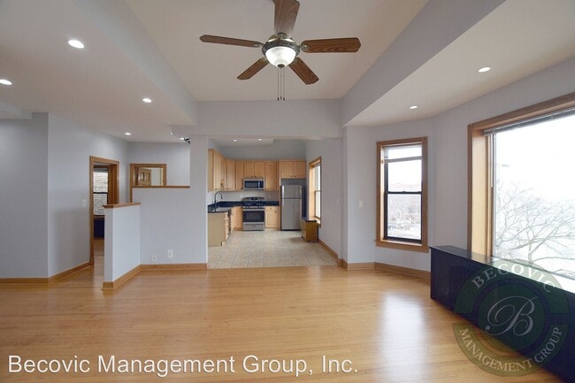 Building Photo - 7510-7514 N Eastlake Terrace