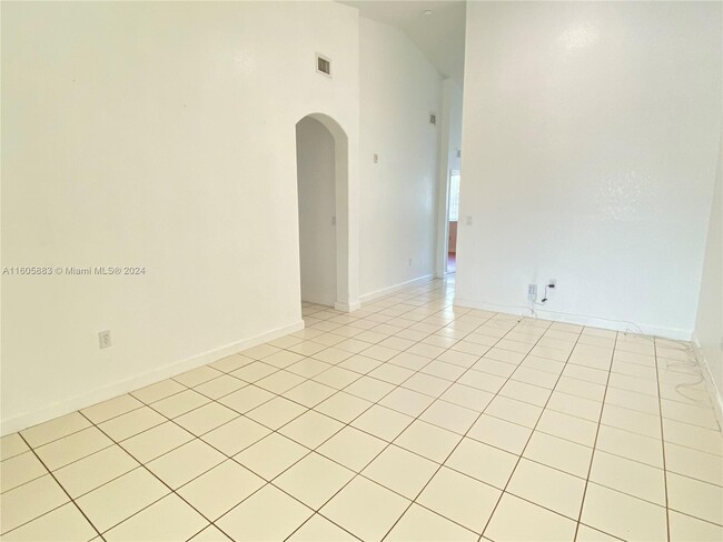 Building Photo - 1658 SE 28th Ct