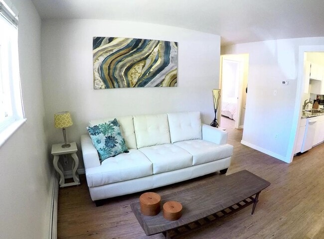 Building Photo - Updated 2BD, 1BA Apartment, Walking Distan...