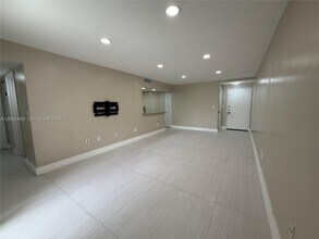 Building Photo - 9405 Fontainebleau Blvd