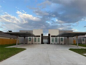 Building Photo - 817 Dove Ave