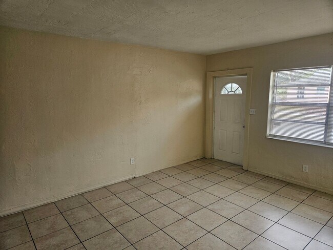 Foto del edificio - 2 Bedroom Unit in St Pete- Available February 3!