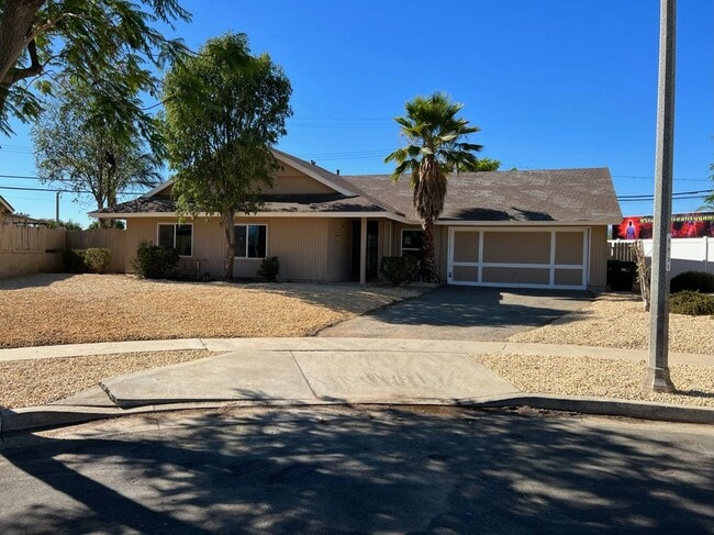 Building Photo - 421 Royal Cir