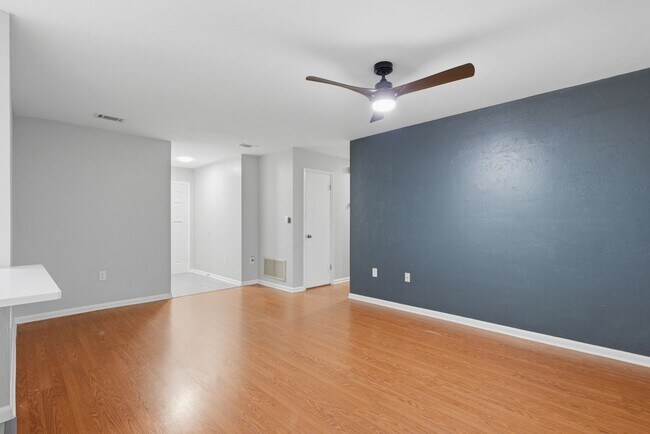 Foto del edificio - Roomy 3 bedroom 2 bath with great fenced yard