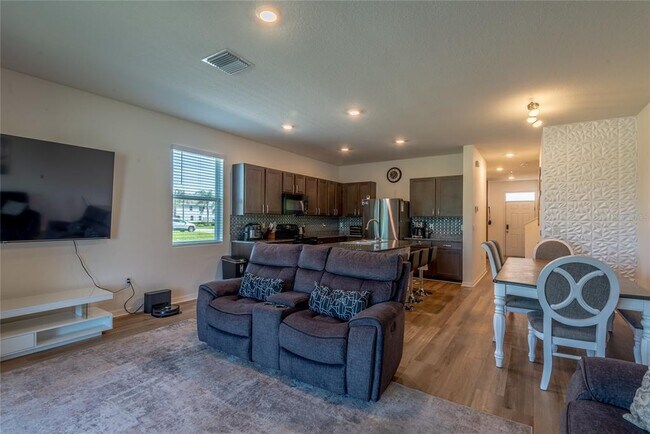 Foto del edificio - 3005 Suncoast Blend Dr